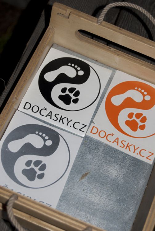 Samolepka Dočasky.cz malá (více barev)