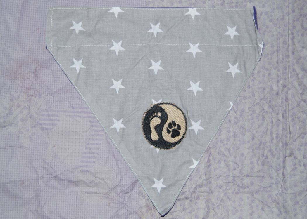 Handmade šátek na obojek - šedý s hvězdičkami