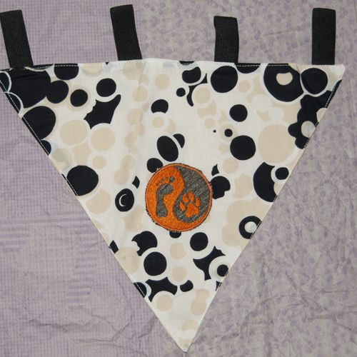 Handmade šátek na obojek - béžovo-černý s bublinkami