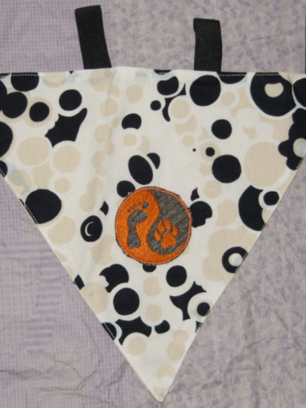 Handmade šátek na obojek - béžovo-černý s bublinkami