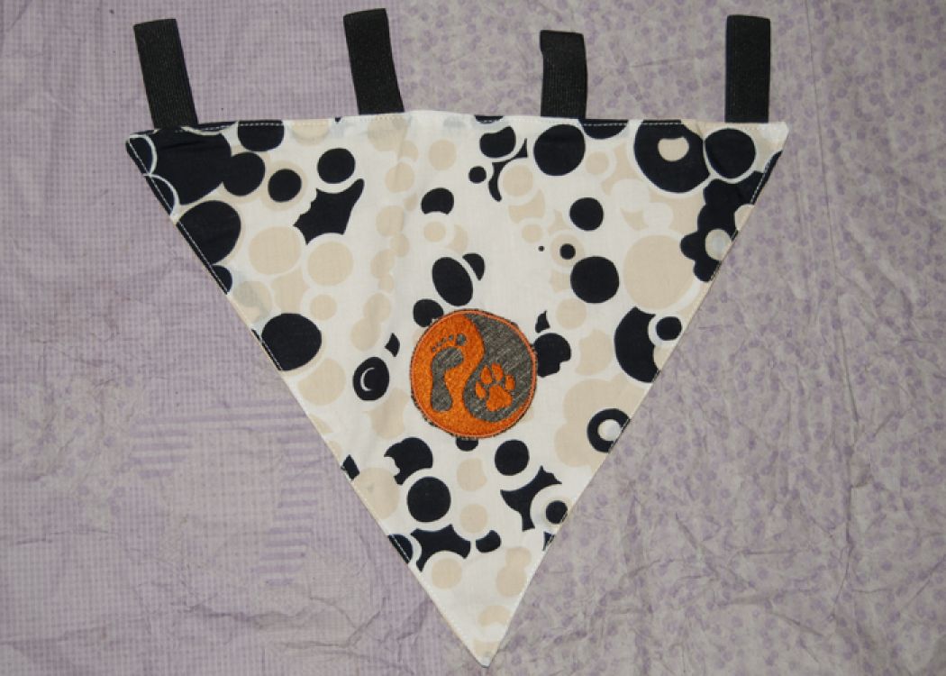 Handmade šátek na obojek - béžovo-černý s bublinkami