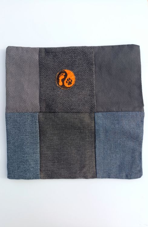 Handmade povlak na polštář z recyklovaného materiálu