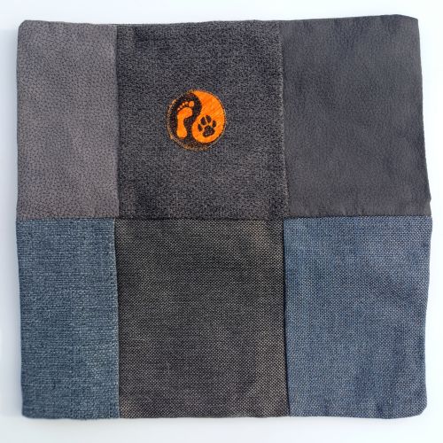 Handmade povlak na polštář z recyklovaného materiálu