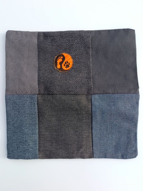 Handmade povlak na polštář z recyklovaného materiálu