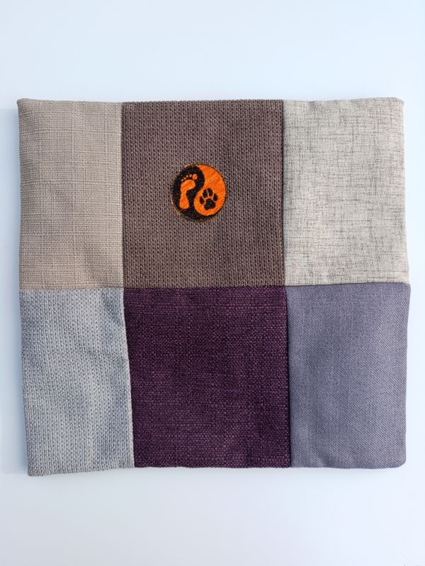 Handmade povlak na polštář z recyklovaného materiálu