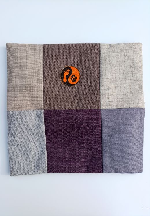 Handmade povlak na polštář z recyklovaného materiálu