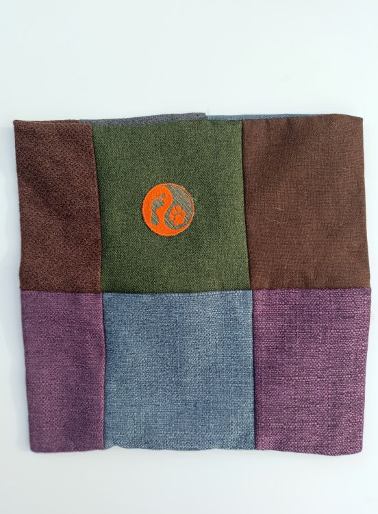 Handmade povlak na polštář z recyklovaného materiálu