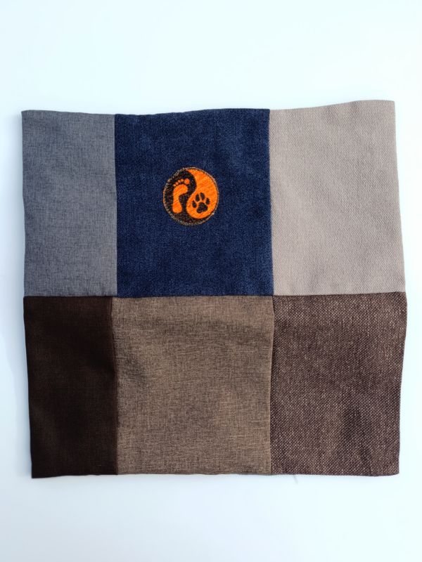 Handmade povlak na polštář z recyklovaného materiálu