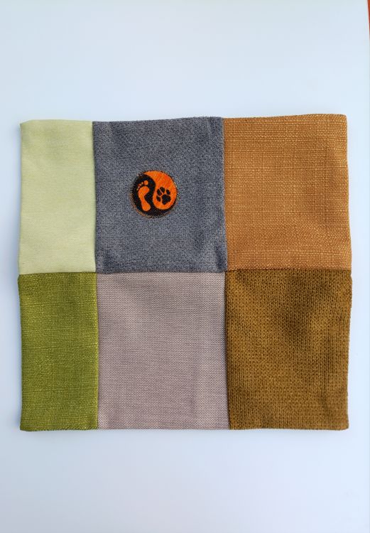 Handmade povlak na polštář z recyklovaného materiálu