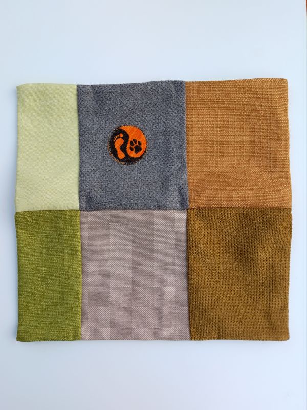 Handmade povlak na polštář z recyklovaného materiálu