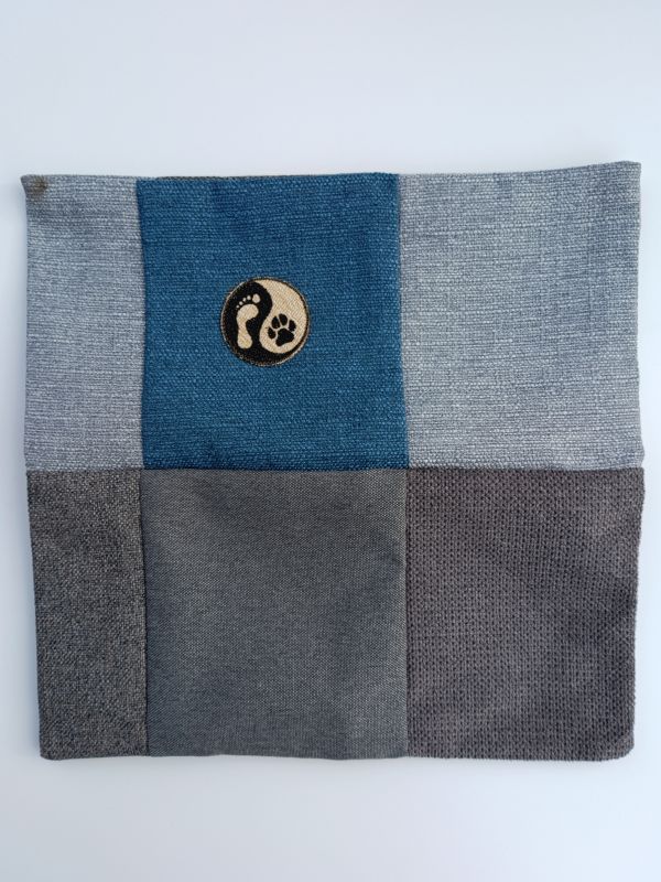 Handmade povlak na polštář z recyklovaného materiálu