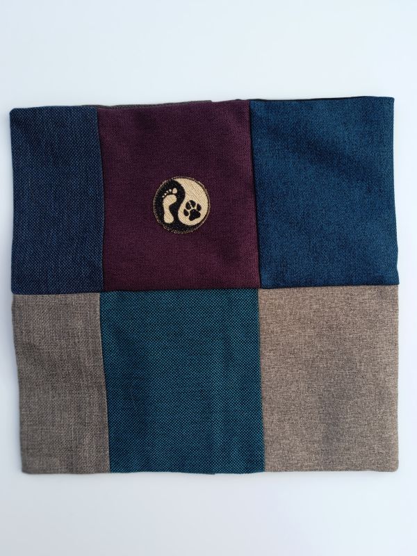 Handmade povlak na polštář z recyklovaného materiálu