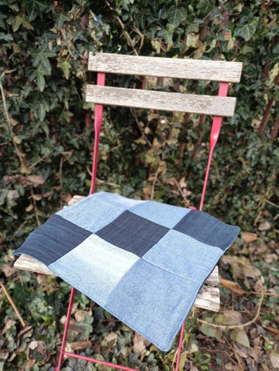 Handmade podsedák z recyklovaného materiálu