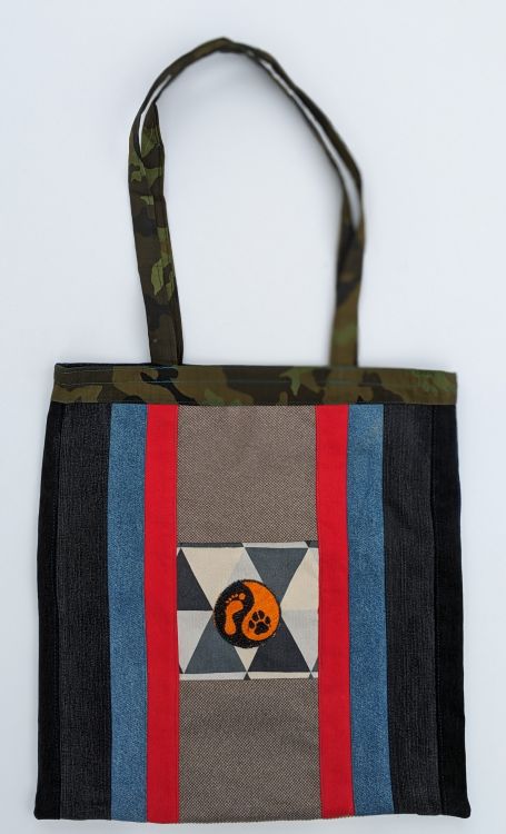 Handmade taška z recyklovaného materiálu s krátkým uchem