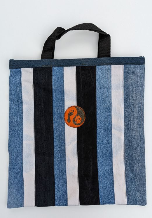 Handmade taška z recyklovaného materiálu s krátkým uchem