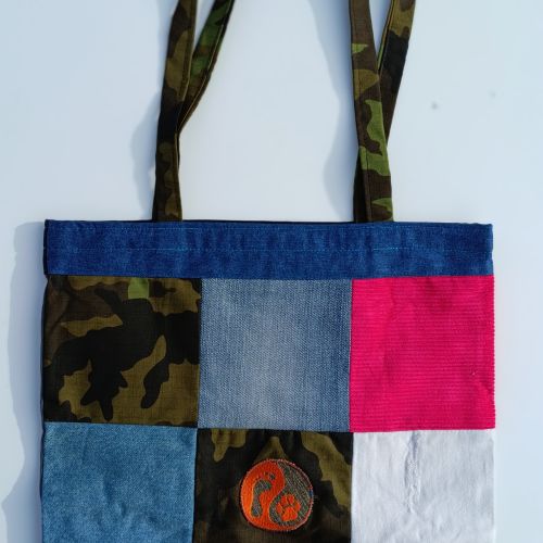 Handmade taška z recyklovaného materiálu s dlouhým uchem