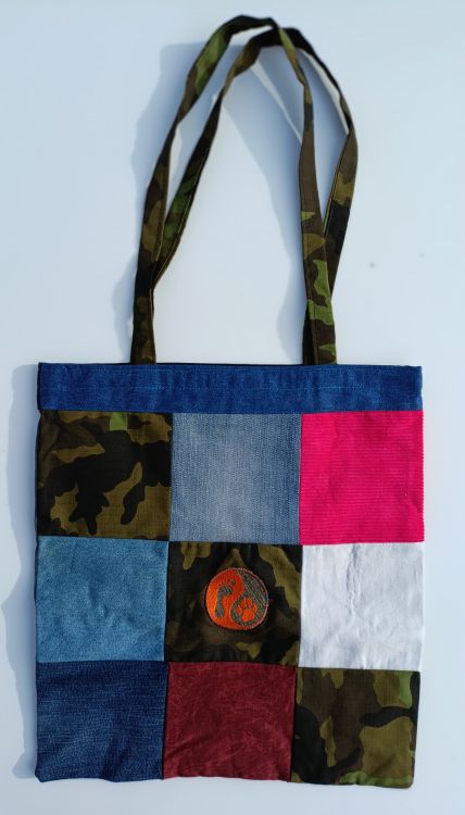 Handmade taška z recyklovaného materiálu s dlouhým uchem