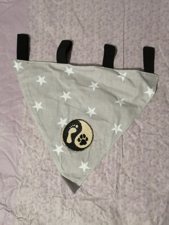 Handmade šátek na obojek - šedý na gumičky (zadní strana fialová)