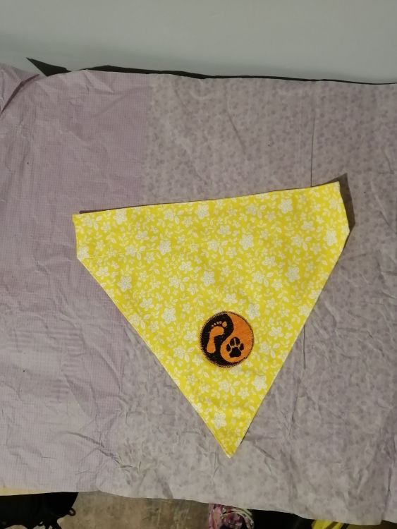 Handmade šátek na obojek - žlutý s kytičkami