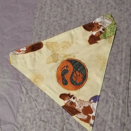 Handmade šátek na obojek - žlutý s obrázky