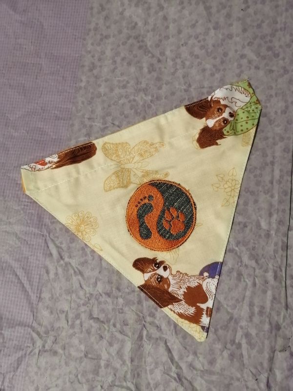 Handmade šátek na obojek - žlutý s obrázky