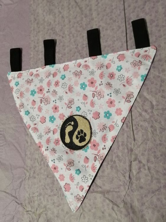 Handmade šátek na obojek - s kytičkami na gumičky