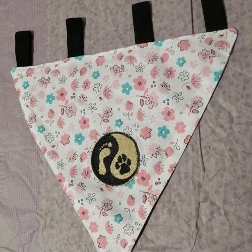 Handmade šátek na obojek - s kytičkami na gumičky