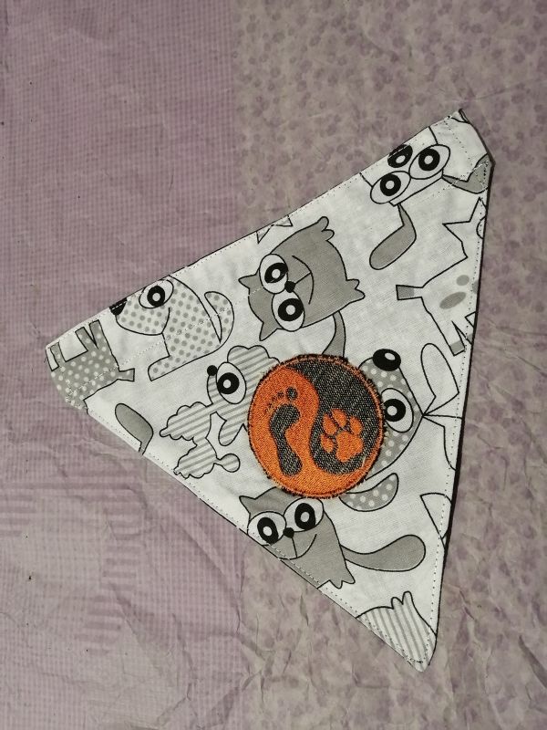 Handmade šátek na obojek - šedý se zvířátky