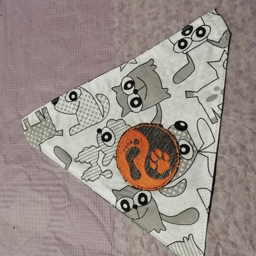 Handmade šátek na obojek - šedý se zvířátky