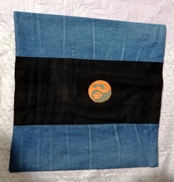 Handmade povlak na polštář z recyklovaného materiálu