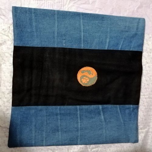 Handmade povlak na polštář z recyklovaného materiálu