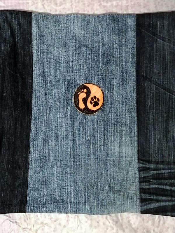 Handmade povlak na polštář z recyklovaného materiálu