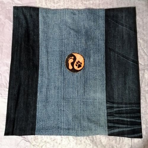 Handmade povlak na polštář z recyklovaného materiálu