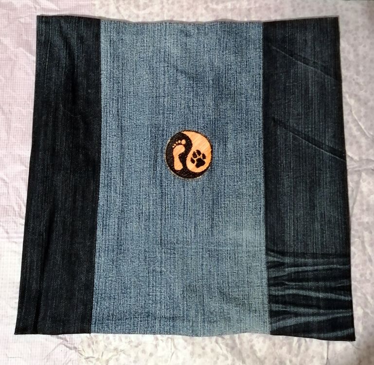 Handmade povlak na polštář z recyklovaného materiálu