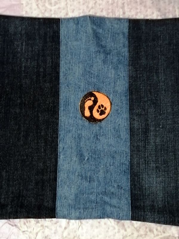 Handmade povlak na polštář z recyklovaného materiálu