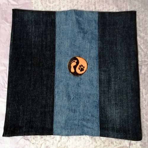 Handmade povlak na polštář z recyklovaného materiálu