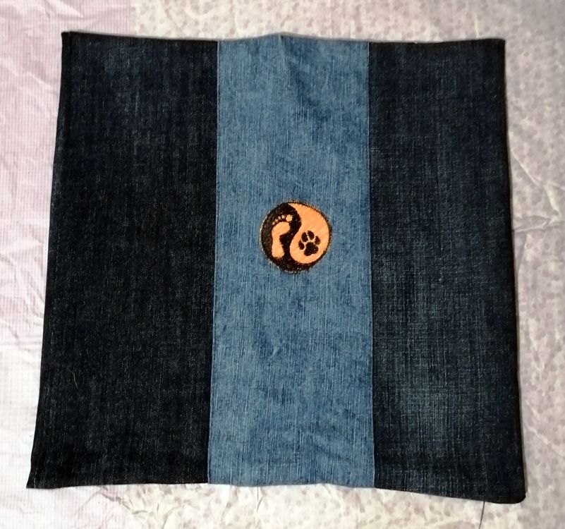 Handmade povlak na polštář z recyklovaného materiálu