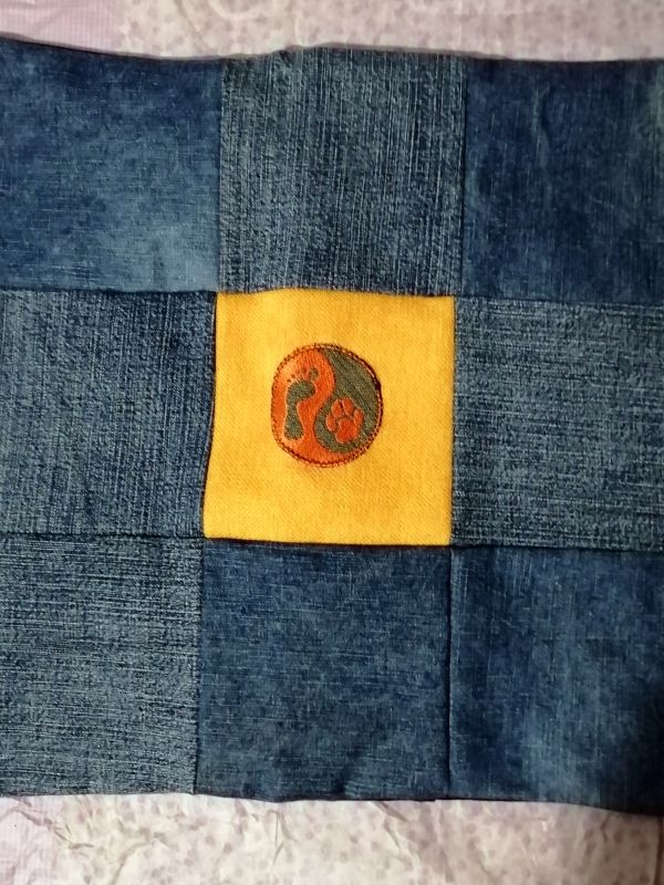 Handmade povlak na polštář z recyklovaného materiálu