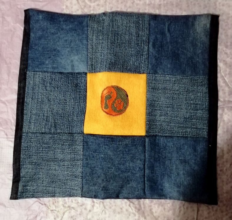 Handmade povlak na polštář z recyklovaného materiálu