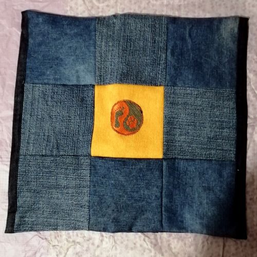 Handmade povlak na polštář z recyklovaného materiálu