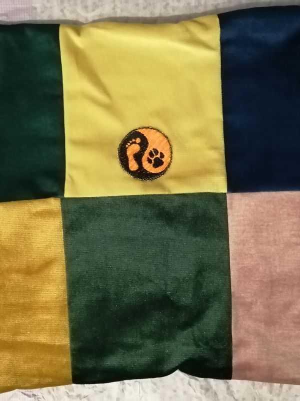 Handmade povlak na polštář z recyklovaného materiálu