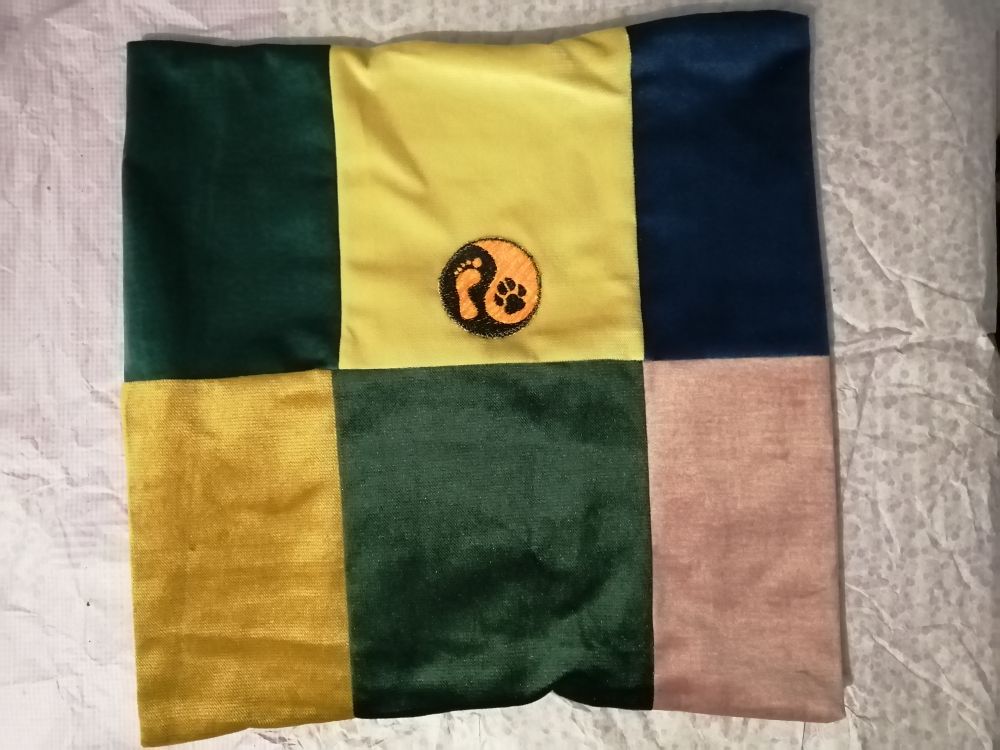 Handmade povlak na polštář z recyklovaného materiálu