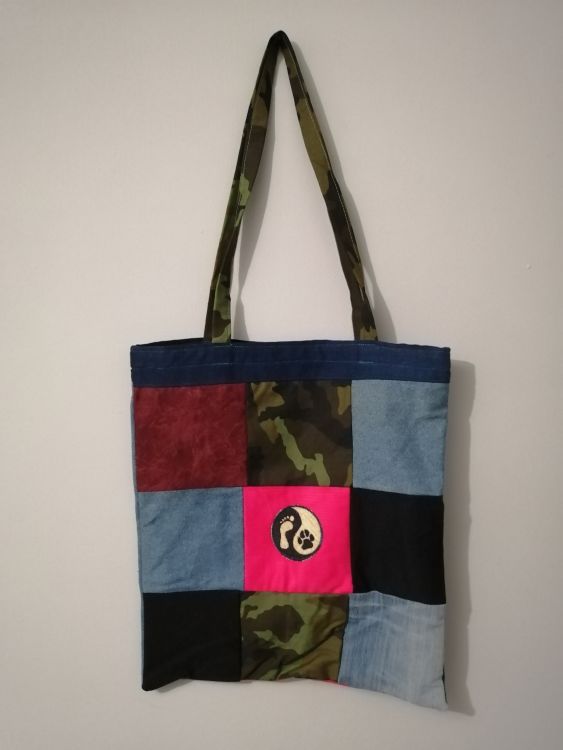 Handmade taška z recyklovaného materiálu s dlouhým uchem