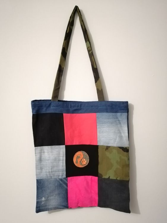 Handmade taška z recyklovaného materiálu s dlouhým uchem