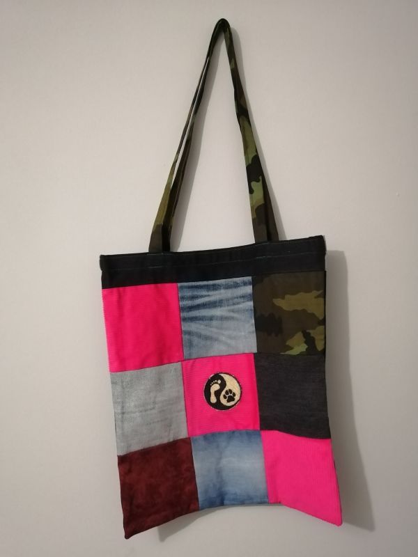 Handmade taška z recyklovaného materiálu s dlouhým uchem