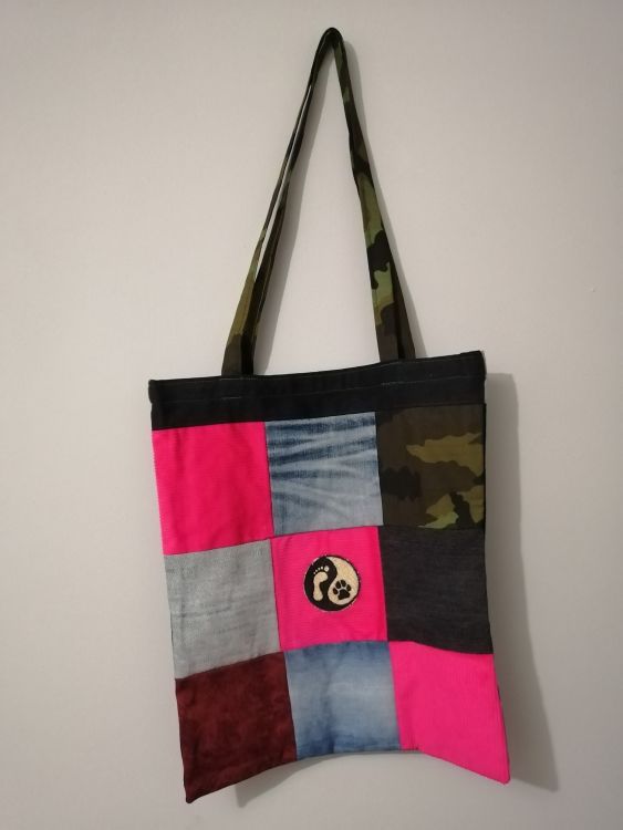 Handmade taška z recyklovaného materiálu s dlouhým uchem