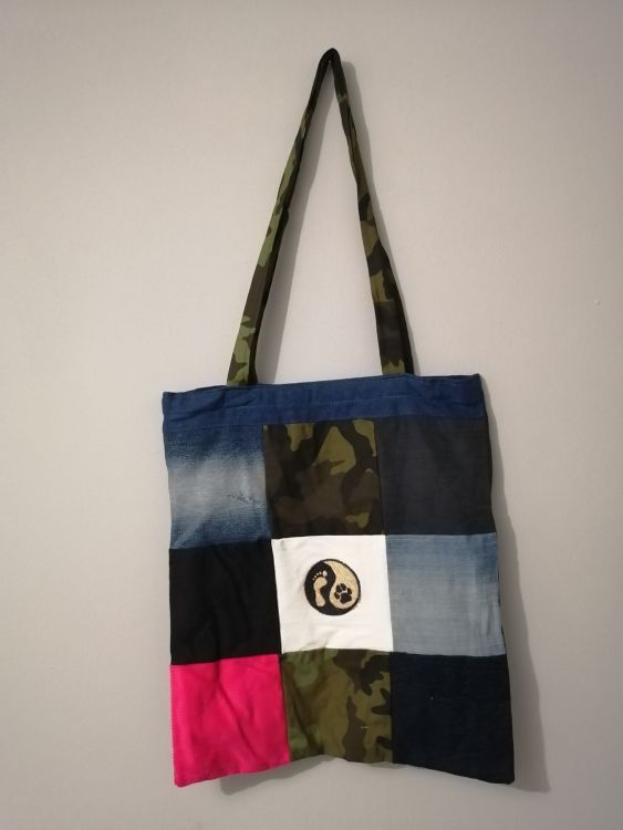 Handmade taška z recyklovaného materiálu s dlouhým uchem