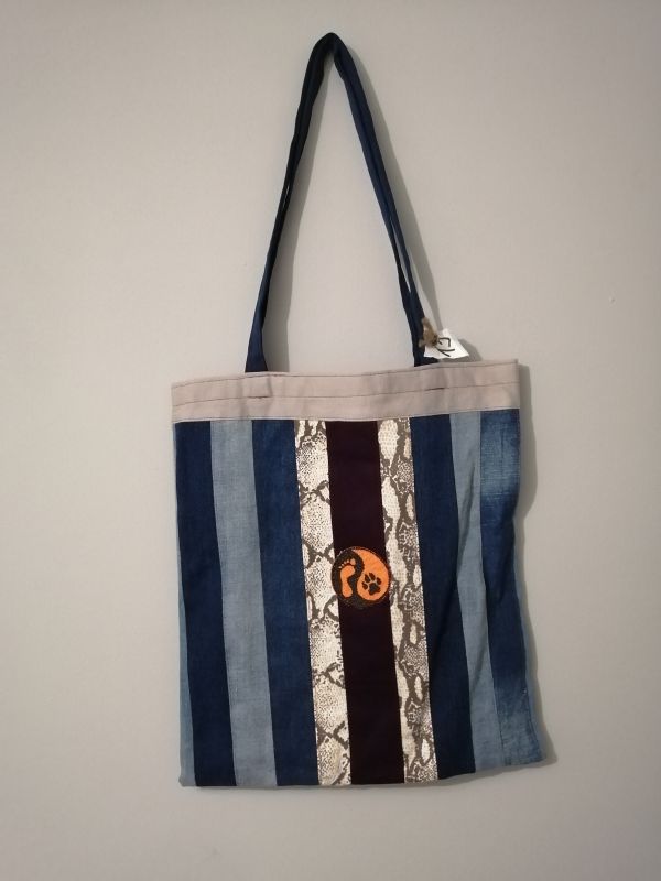 Handmade taška z recyklovaného materiálu s dlouhým uchem