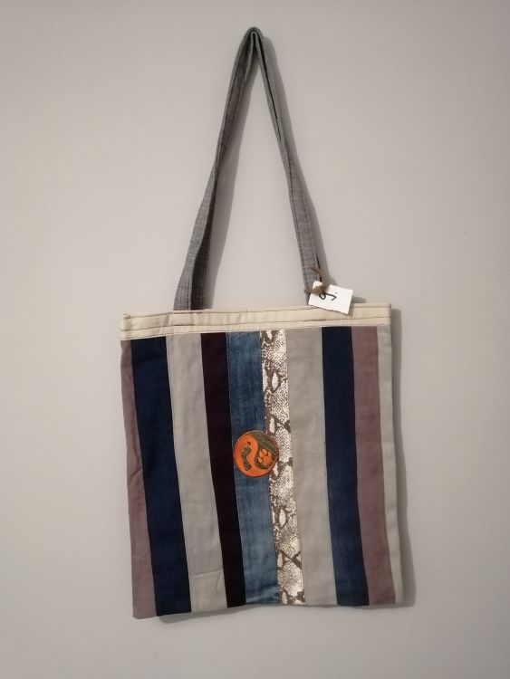 Handmade taška z recyklovaného materiálu s dlouhým uchem