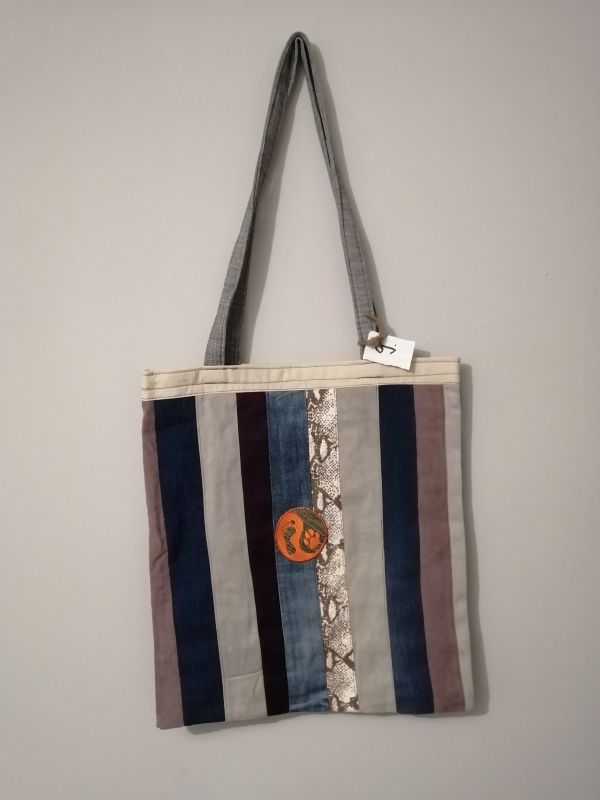 Handmade taška z recyklovaného materiálu s dlouhým uchem